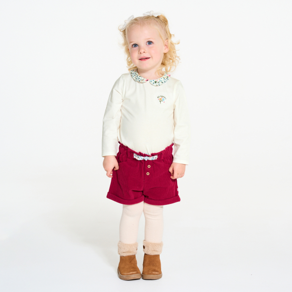 تيشيرت أبيض بياقة منمقة بالزهور للفتيات الصغيرات